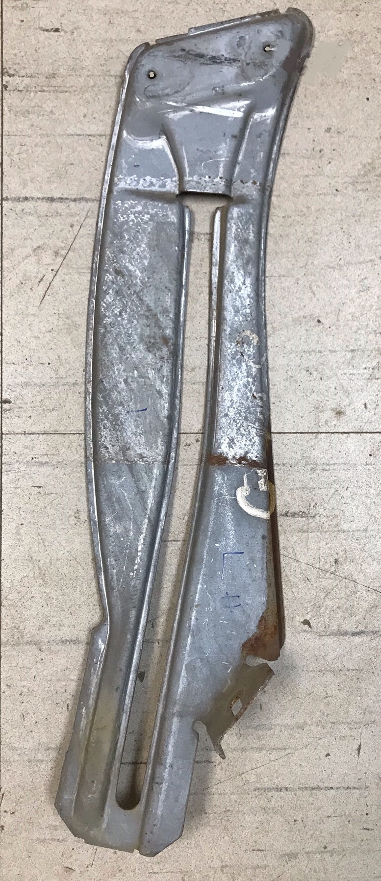 QUARTER GLASS TRACK, LEFT COUP VERTICAL USED 68-72 A-BODY