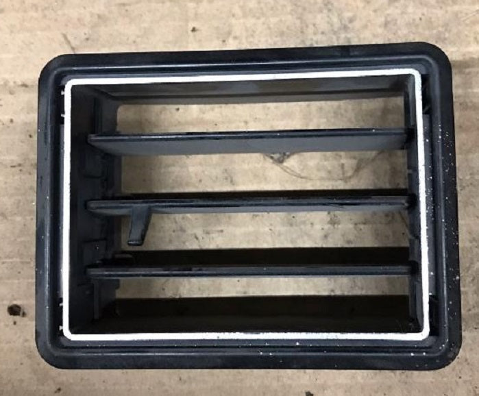 DASH VENT ,CENTER USED 70-72 SKYLARK