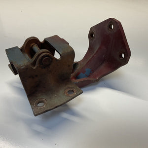 DOOR HINGE, UPPER USED 67 68 B-BODY