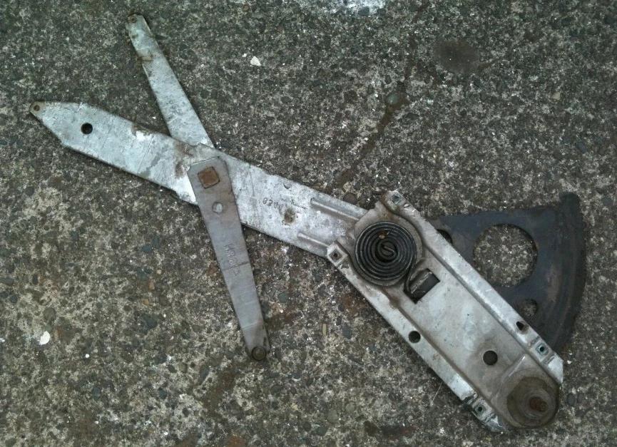 DOOR REGULATOR, LEFT USED MANUAL 69 A-BODY