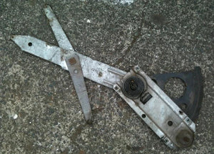 DOOR REGULATOR, LEFT USED MANUAL 69 A-BODY