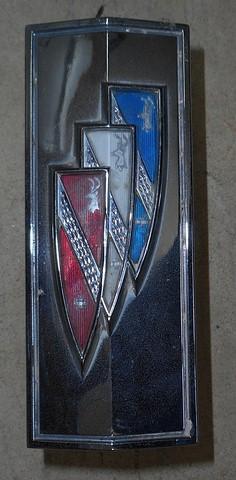 GRILLE EMBLEM ( TRI-SHIELD ) USED 67 SKYLARK