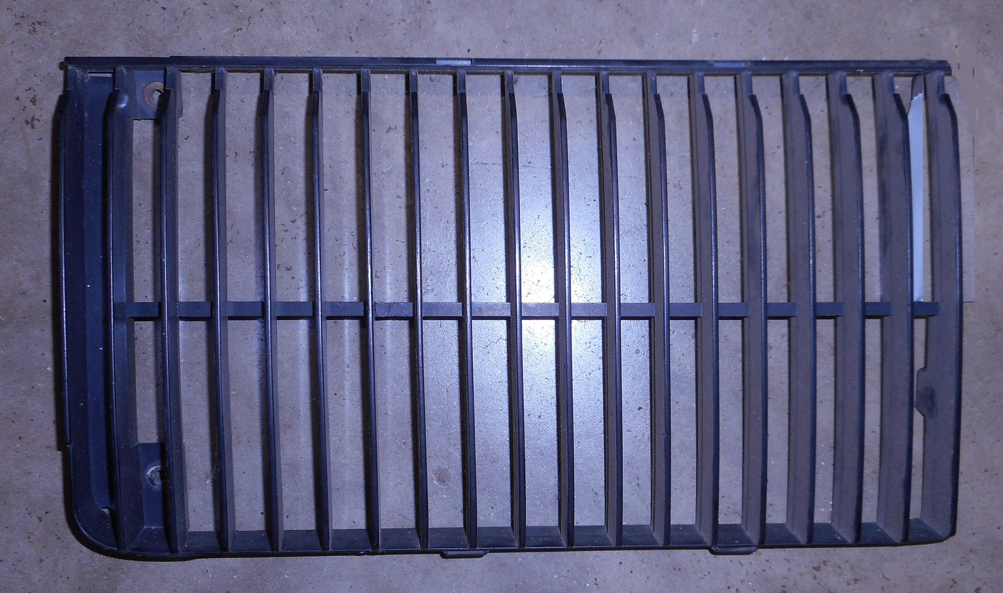FRONT GRILL ,RIGHT BLACK EURO, USED, 87 88 442