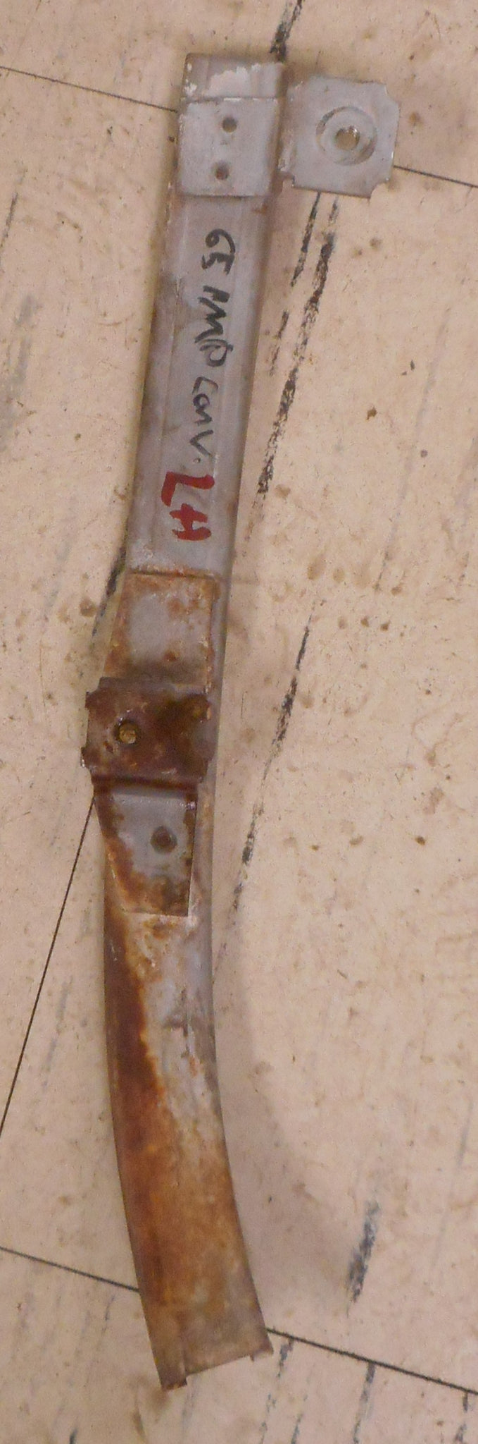 QUARTER GLASS REAR TRACK ,LEFT CONV 65 66 B-BODY