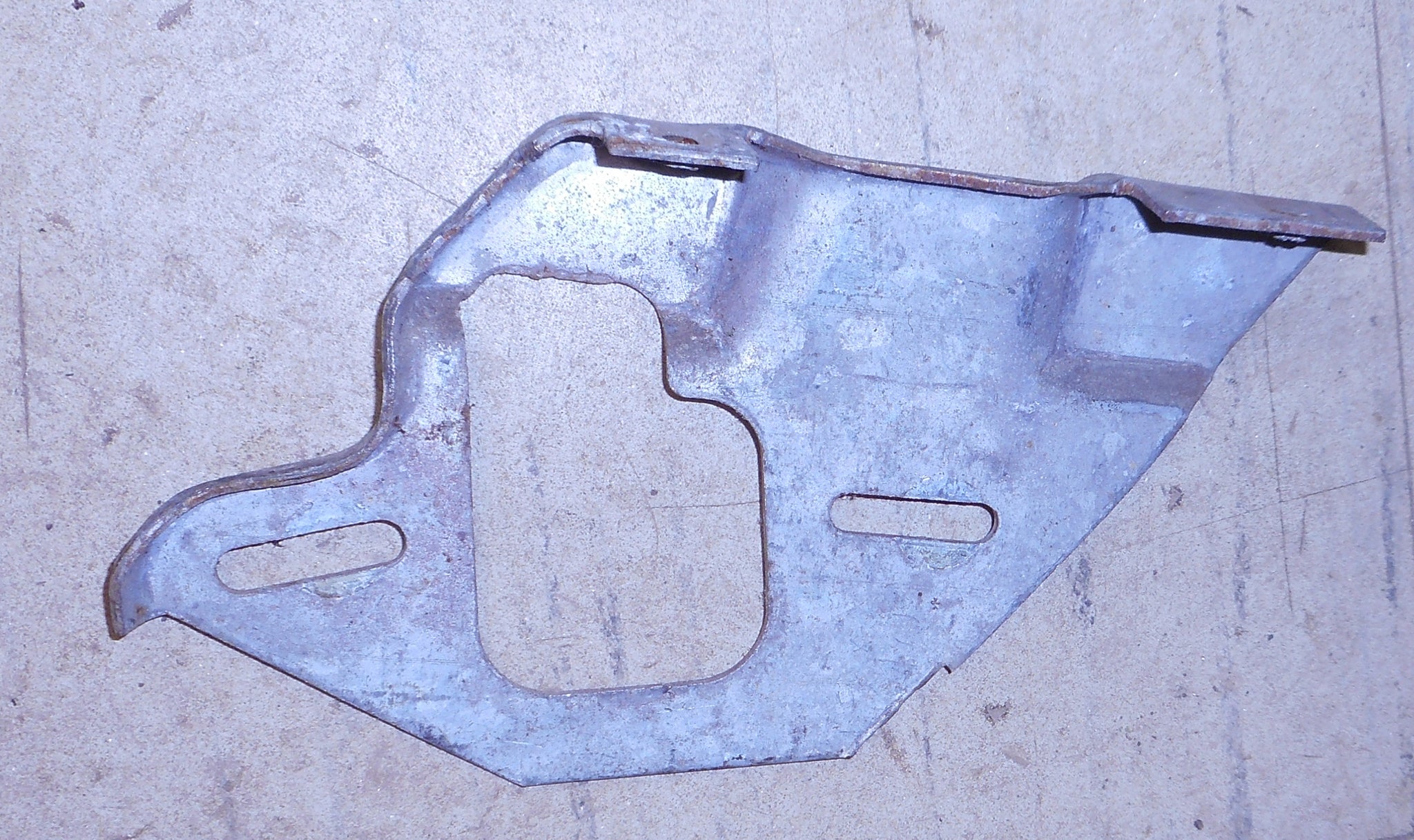 DOOR GLASS VERTICAL TRACK SUPPORT BRACKET, LEFT, 78-88 G-BODY