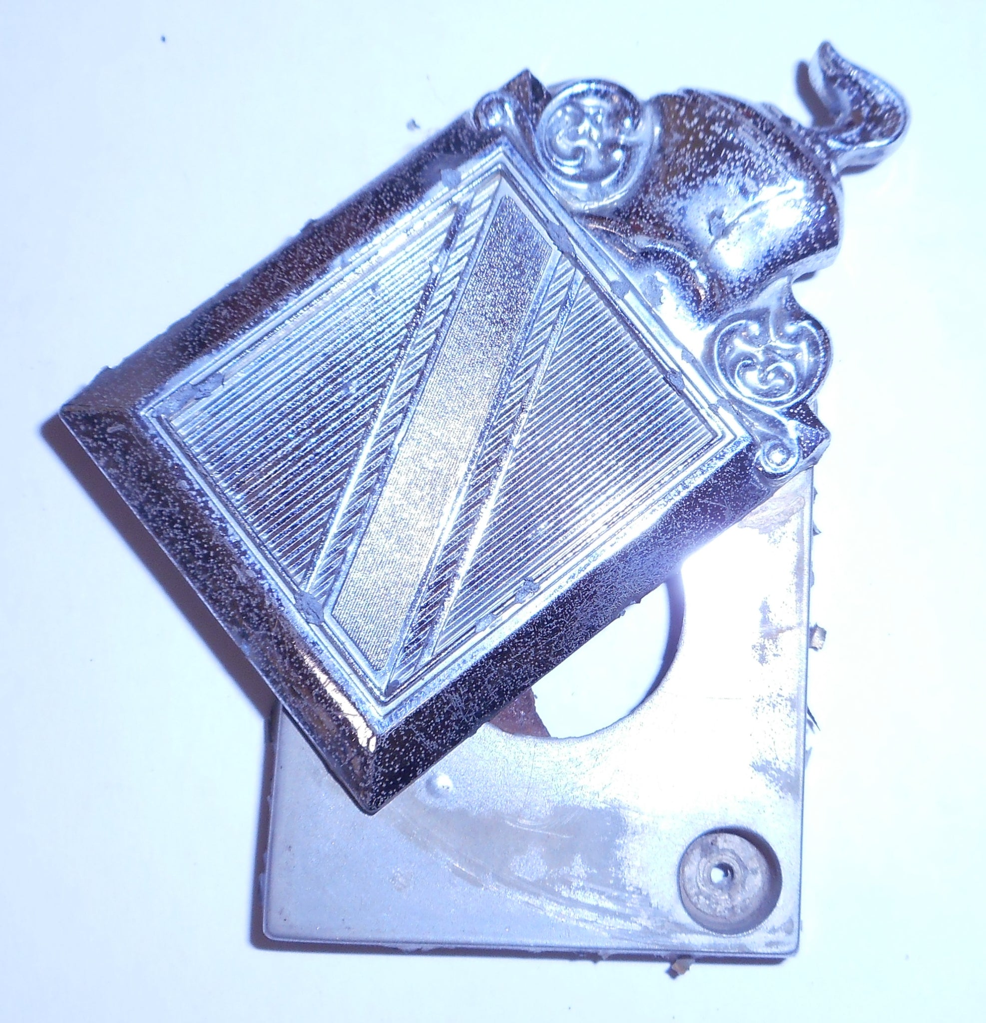 TRUNK LOCK EMBLEM, SWIVEL, USED, 76-77 REGAL